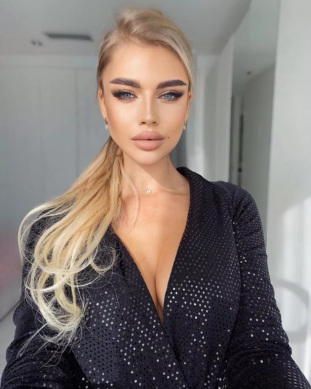 Cudowna gwiazdeczka disco polo pokazała zmysłowe zdjęcie! Artystka kusi głębokim dekoltem! 